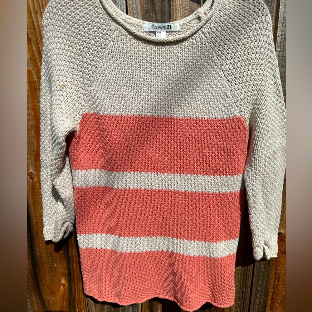 Sweater, 3/4 length. SIZE: M
COLOR: Cream & Peach/light Salmon
BRAND: Forever21